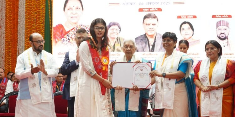 गुरु-शिष्य संवाद से ही शिक्षा सार्थकःराज्यपाल आनंदीबेन पटेल