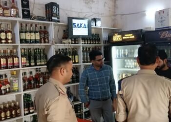 सरकारी दुकान के बाहर शराब बेच रहें दो युवक 32 शीशी के साथ गिरफ्तार