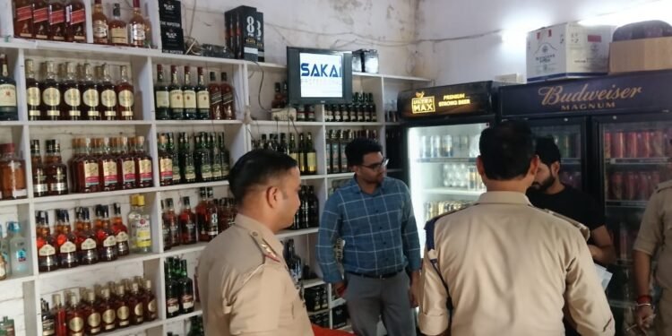 सरकारी दुकान के बाहर शराब बेच रहें दो युवक 32 शीशी के साथ गिरफ्तार