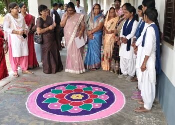 रंगोली स्पर्धा में सैकड़ों छात्रो ने लिया हिस्सा