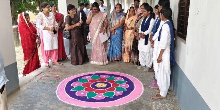रंगोली स्पर्धा में सैकड़ों छात्रो ने लिया हिस्सा