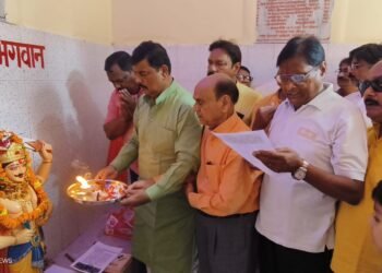 विधि विधान से पूजे गए कलम दवात के देवता भगवान चित्रगुप्त