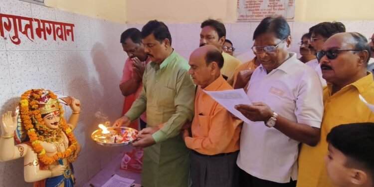 विधि विधान से पूजे गए कलम दवात के देवता भगवान चित्रगुप्त