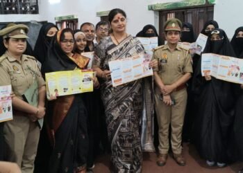 महिला आयोग की अध्यक्ष डॉ. बबिता सिंह चौहान ने मदरसे में छात्राओं से किया संवाद