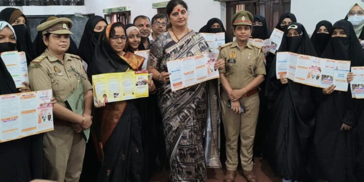 महिला आयोग की अध्यक्ष डॉ. बबिता सिंह चौहान ने मदरसे में छात्राओं से किया संवाद