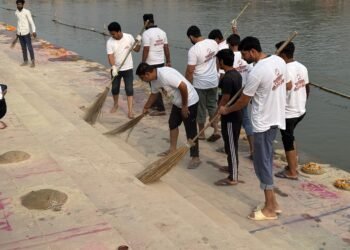 राष्ट्रवादी नौजवान सभा के सदस्यों ने घाटों की की सफाई