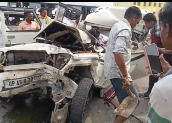 जौनपुर में बोलेरो-ट्रक की भिड़ंत, तीन श्रद्धालुओं की मौत, तीन गंभीर घायल