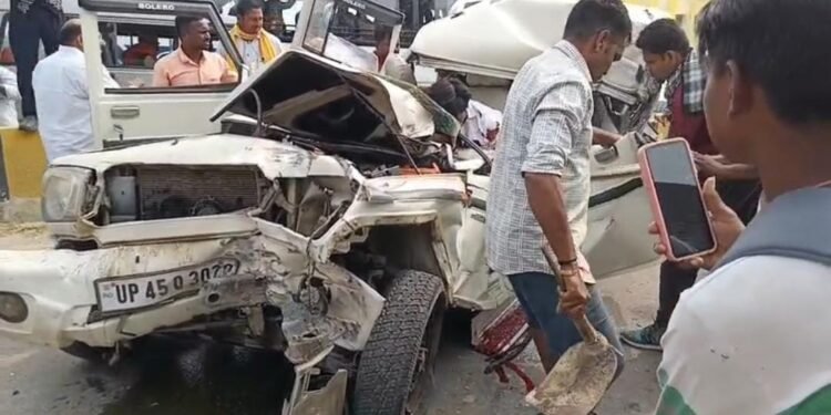 जौनपुर में बोलेरो-ट्रक की भिड़ंत, तीन श्रद्धालुओं की मौत, तीन गंभीर घायल