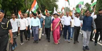 एकता की दौड़ में दौड़ा पूर्वांचल विश्वविद्यालय परिवार