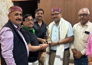 जौनपुर पत्रकार संघ ने किया आनंद स्वरूप चतुर्वेदी का सम्मान