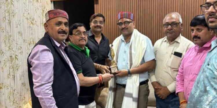 जौनपुर पत्रकार संघ ने किया आनंद स्वरूप चतुर्वेदी का सम्मान