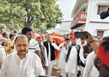 पूर्व विधायक सोमारूराम सरोज को पार्टी का झंडा ओढ़ाकर दी गई श्रद्धांजलि
