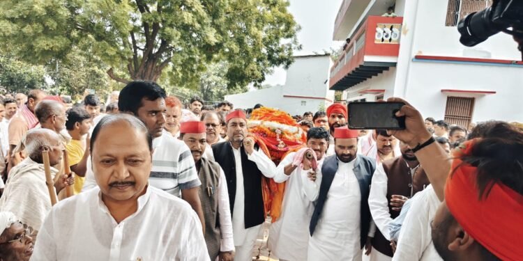 पूर्व विधायक सोमारूराम सरोज को पार्टी का झंडा ओढ़ाकर दी गई श्रद्धांजलि