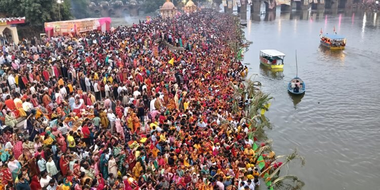 जौनपुर के घाटों पर दिखा आस्था का महासैलाब