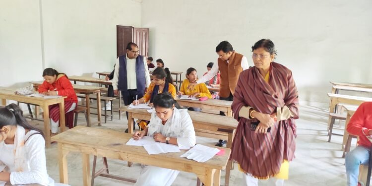 कुलपति ने किया सेमेस्टर परीक्षाओं का निरीक्षण तीन जिलों में हुई सुचितापूर्ण शुरुआत
