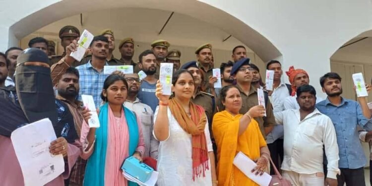 जौनपुर पुलिस की सराहनीय पहल गुमशुदा मोबाइल और साइबर फ्रॉड में ठगे रुपये लौटे