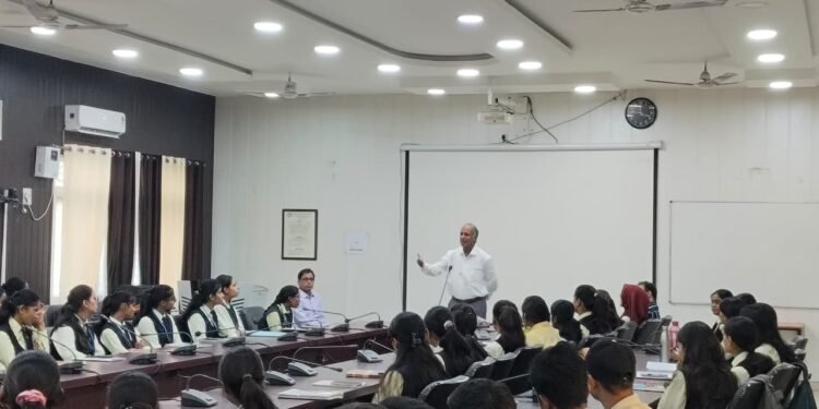 आत्मविश्वास और सकारात्मक सोच से सफलता संभव:‌के गिरी पूर्वांचल विश्वविद्यालय में आयोजित हुआ विशेष सत्र