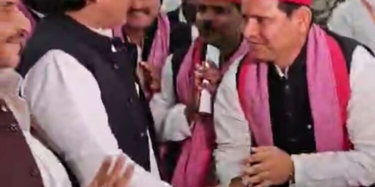 बिहार के मधुबनी जिले में सपा मुखिया अखिलेश के संग डा. सूर्यभान ने भरी हुंकार