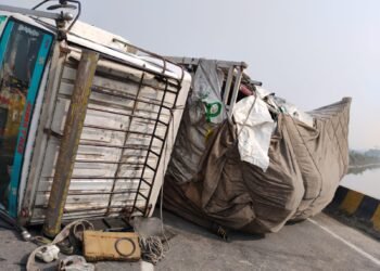 शराब लदी तेज रफ्तार ट्रक अनियंत्रित होकर पलटी , डेढ लाख की शराब  बही 