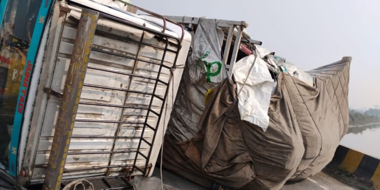 शराब लदी तेज रफ्तार ट्रक अनियंत्रित होकर पलटी , डेढ लाख की शराब बही