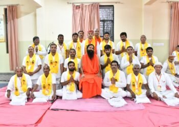 योग गुरु बाबा रामदेव नें 15 योग शिक्षकों को मुख्य योग शिक्षक की उपाधि देकर किया दीक्षित