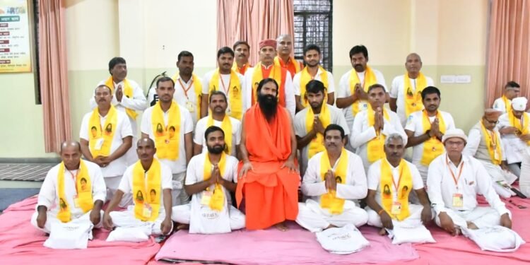 योग गुरु बाबा रामदेव नें 15 योग शिक्षकों को मुख्य योग शिक्षक की उपाधि देकर किया दीक्षित