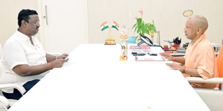 रमेश सिंह ने की मुख्यमंत्री से भेंट,शाहगंज महोत्सव का दिया निमंत्रण