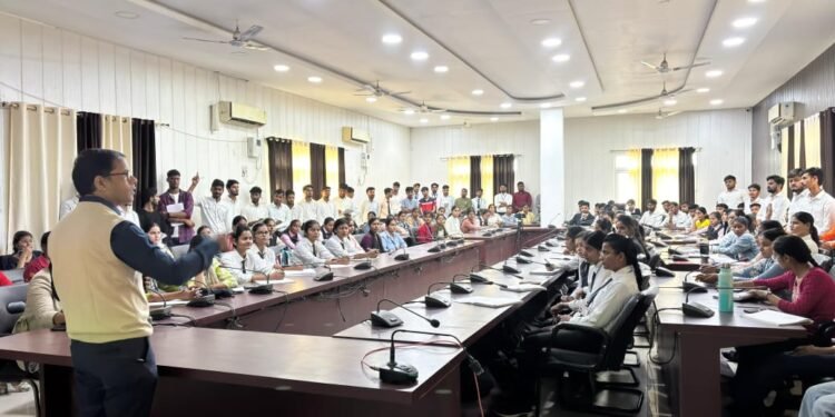 आधुनिक युग में ज्ञान नहीं, कौशल है असली पूंजी: प्रो. प्रदीप