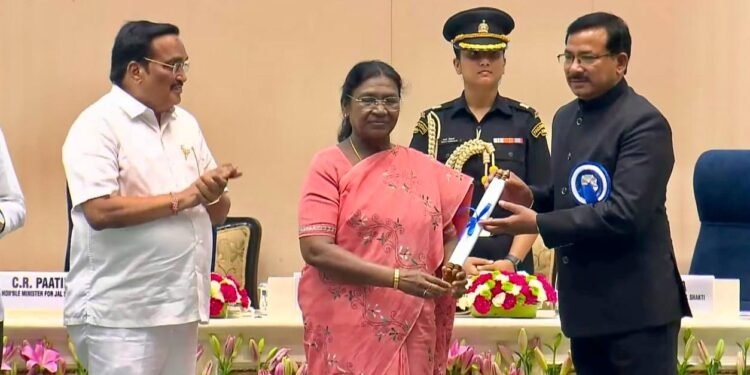 जालौन के जिलाधिकारी राजेश कुमार पांडेय को राष्ट्रपति ने किया पुरस्कृत