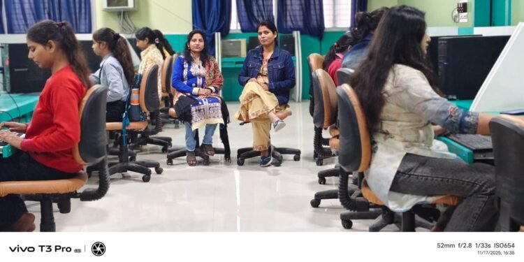 छात्राओं को मिल रहा तकनीकी सशक्तिकरण का प्रशिक्षण