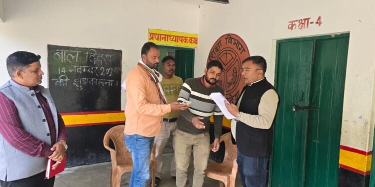 गोपालापुर प्राथमिक विद्यालय बूथ पर नहीं मिली बी एल ओ