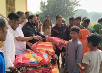 पूर्व विधायक ने किया असहाय व्यक्तियों में कंबल का वितरण