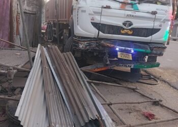 ट्रक ने ट्रैक्टर को जोरदार टक्कर मार दी। हादसे में दो लोगों की दर्दनाक मौत