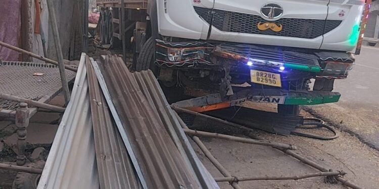 ट्रक ने ट्रैक्टर को जोरदार टक्कर मार दी। हादसे में दो लोगों की दर्दनाक मौत