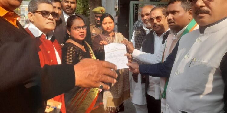 कांग्रेसियों ने महामहिम राष्ट्रपति को संबोधित ज्ञापन जिलाधिकारी को सौंपा