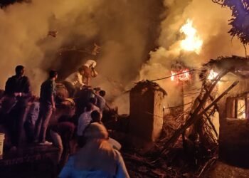 नरहरपुर में शॉर्ट सर्किट से तीन रिहायशी छप्पर राख