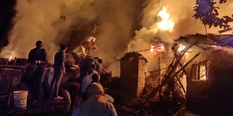 नरहरपुर में शॉर्ट सर्किट से तीन रिहायशी छप्पर राख