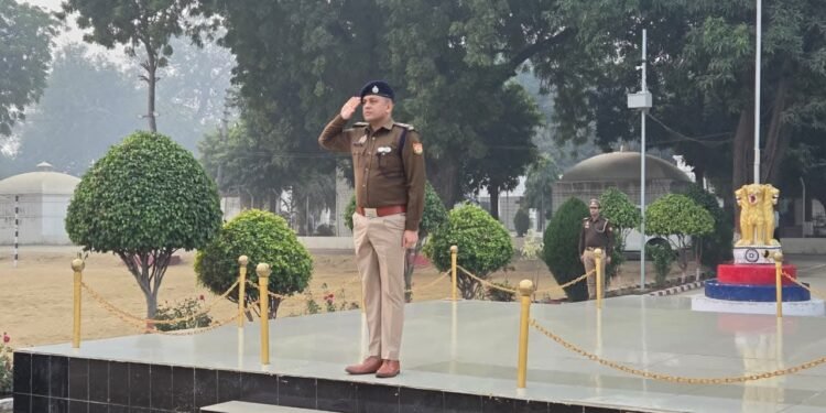 पुलिस अधीक्षक जौनपुर डॉ कौस्तुभ ने परेड की ली सलामी, किया निरीक्षण