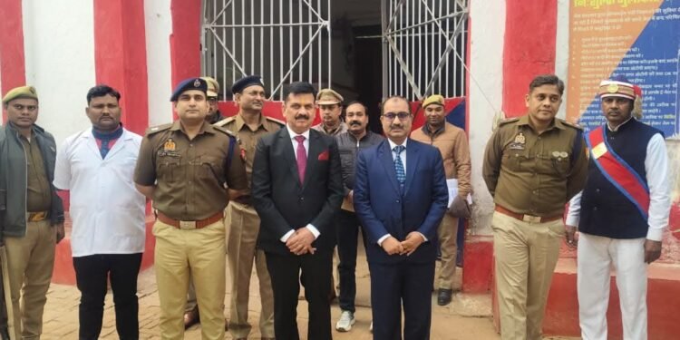 न्यायाधीश, जिलाधिकारी एवं पुलिस अधीक्षक ने संयुक्त रूप से जिला कारागार का किया औचक निरीक्षण