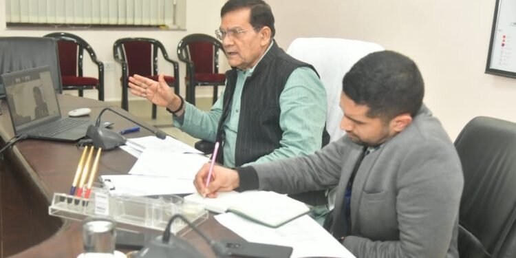 शीतलहर में मंत्री ए.के. शर्मा ने दिए संवेदनशीलता के साथ काम करने के निर्देश