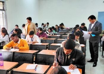 कुलपति  ने किया परिसर की सेमेस्टर परीक्षाओं का निरीक्षण