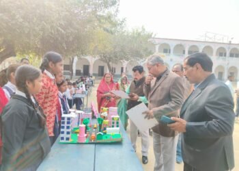 विज्ञान मेला में सीनियर वर्ग में प्रांजल मिश्र एवं जूनियर वर्ग में प्रियांशु यादव ने मारी बाजी