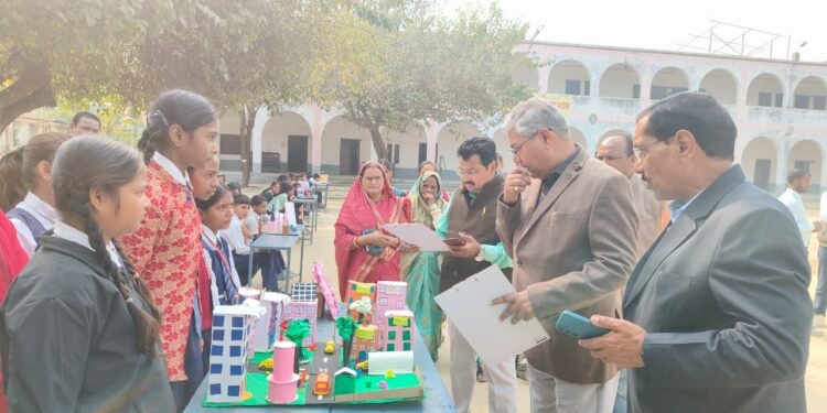 विज्ञान मेला में सीनियर वर्ग में प्रांजल मिश्र एवं जूनियर वर्ग में प्रियांशु यादव ने मारी बाजी