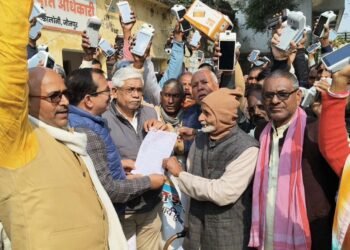 कोटेदार संघ ने कमीशन वृद्धि के संबंध में जिलापूर्ति अधिकारी को सौंपा ज्ञापन