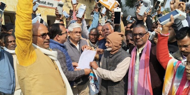 कोटेदार संघ ने कमीशन वृद्धि के संबंध में जिलापूर्ति अधिकारी को सौंपा ज्ञापन