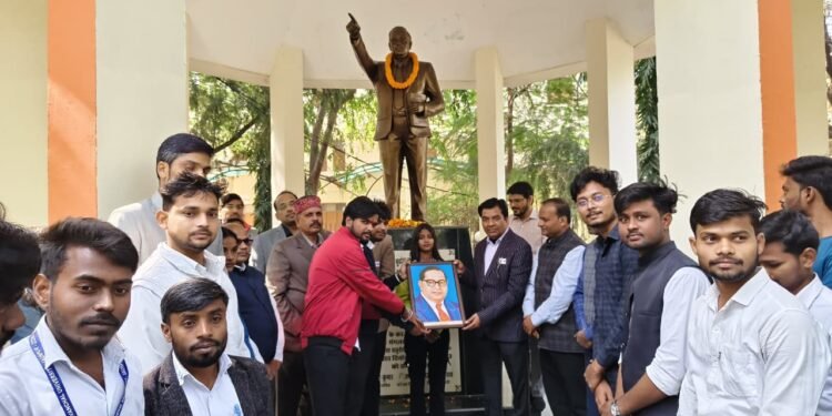 देश के विकास के लिए सबसे जरूरी है शिक्षाः डॉ. विनोद सिंह