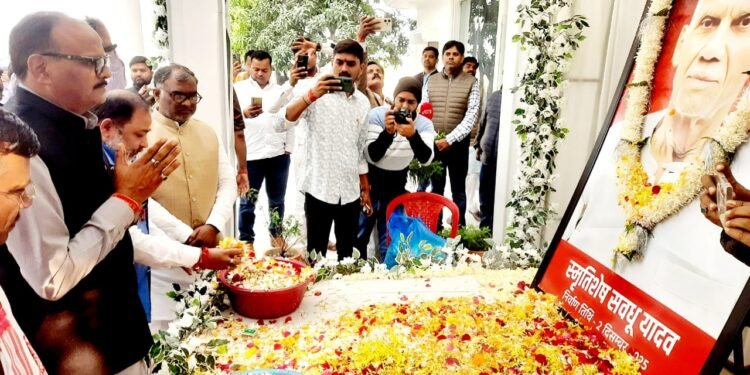 उप मुख्यमंत्री बृजेश पाठक ने मंत्री गिरीश यादव के आवास पर पहुंचकर दी श्रद्धांजलि