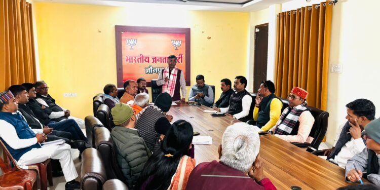 जिलाध्यक्ष ने मण्डल प्रभारी एवं मोर्चा के अध्यक्ष के साथ बैठक कर पार्टी को गति प्रदान करने का कार्य किए