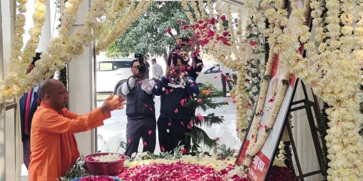 सीएम योगी ने राज्यमंत्री गिरीशचन्द्र के घर पहुंच कर दिवंगत पिता को दी श्रद्धांजलि