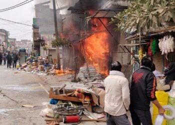 अज्ञात कारणों से लगी आग में तीन मकान और दुकान जलकर खाक